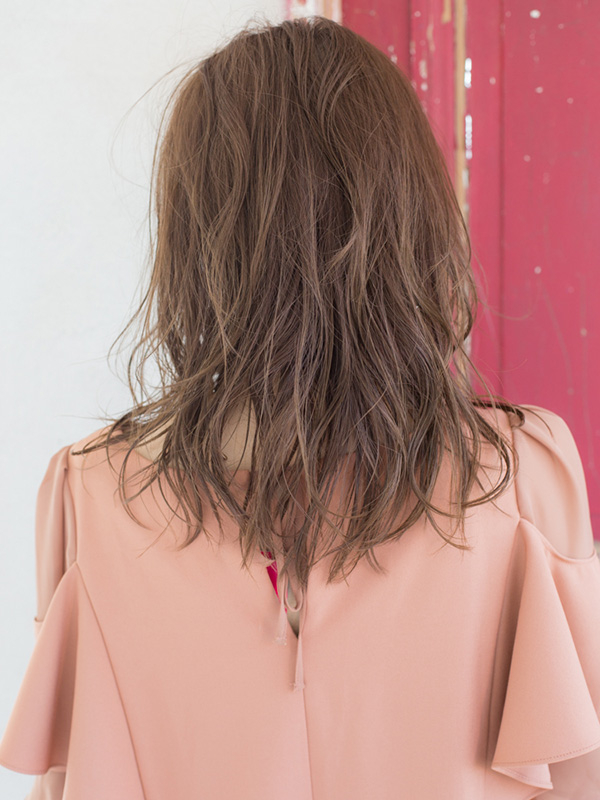 エレガンス　クレエのヘアスタイル「艶ふわセミロング」の背面画像